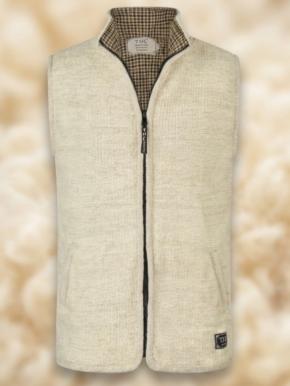 Beigefarbene THC Natural Line Weste aus 100% Schurwolle mit markantem Karo-Innenfutter und Stehkragen. Hochwertige, handgestrickte Wollweste für das Zwiebelprinzip, präsentiert vor einem weichen Hintergrund aus Naturwolle mit Qualitätssiegeln.